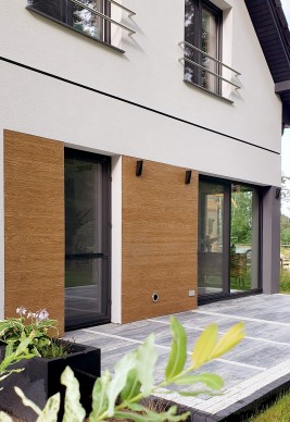 Moskitiera na drzwi balkonowe oraz moskitiera przesuwna na oknie tarasowym w kolorze antracyt.