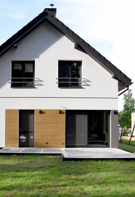 Moskitiera na drzwi tarasowe przesuwne oraz moskitiera na drzwi balkonowe w kolorze antracyt.