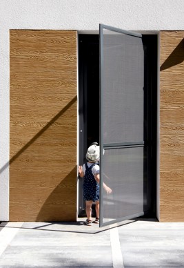 Moskitiera drzwiowa w kolorze antracyt na zawiasach samodomykających oraz z magnesem.