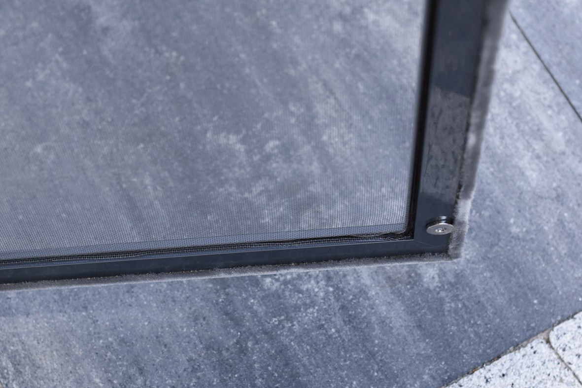 Magnes ukryty (nie widoczny przy zamkniętej moskitierze) mający za zadanie dociskanie moskitiery balkonowej do ramy okna/drzwi.