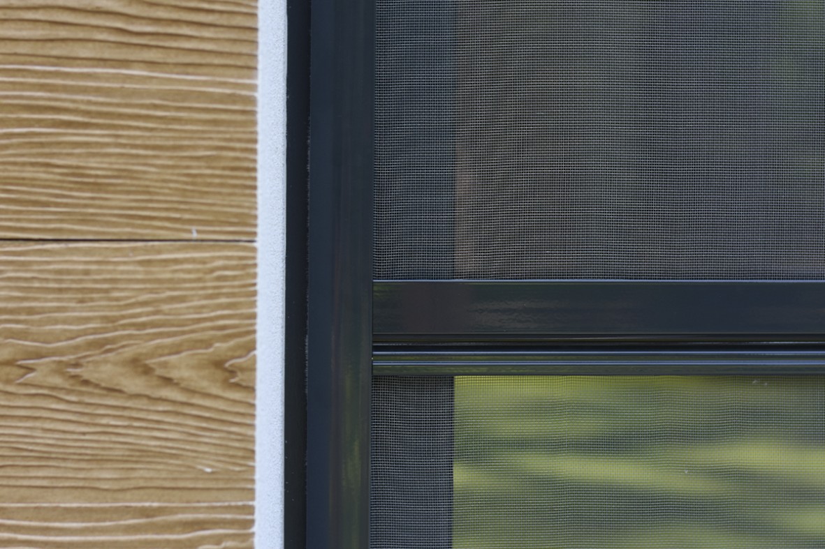 Poprzeczka stabilizująca konstrukcję moskitiery oraz pełniąca funkcję klamki w moskitierze drzwiowej. Kolor antracyt.