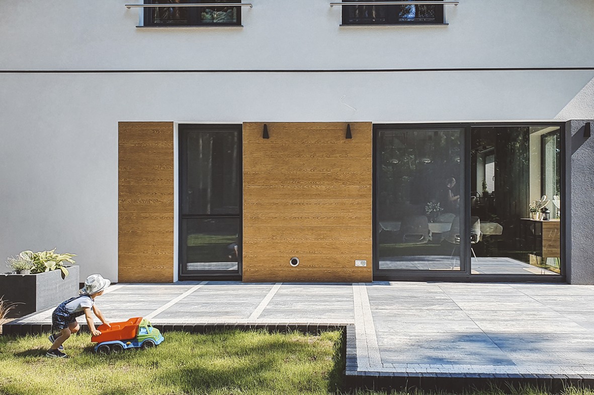 Antracytowa moskitiera na drzwi balkonowe na zawiasach samodomykających oraz moskitiera na drzwi tarasowe przesuwna.