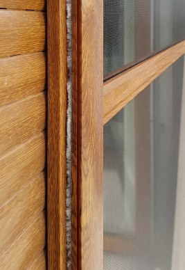 Moskitiera drzwiowa na zawiasach samodomykających, montaż z roletą zewnętrzną.