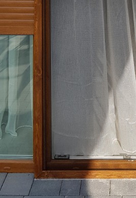 Moskitiera drzwiowa - montaż z roletą zewnętrzną oraz dodatkową uszczelką szczotkową zewnętrzną doszczelniająca przy drzwiach bez progowych.