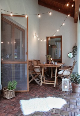 Aluminiowa moskitiera na drzwi balkonowe w kolorze: złoty dąb wykonana na wymiar. Moskitiera drzwiowa otwierana jest za pomocą zawiasów samodomykających.