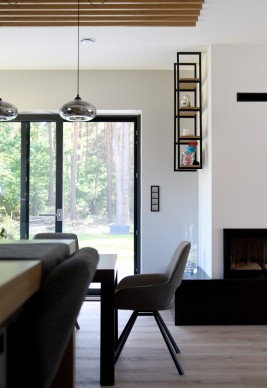 Stopień zaciemnienia oraz widoczność: moskitiera drzwiowa przesuwna. Moskitiera przesuwna widok od środka wnętrza.