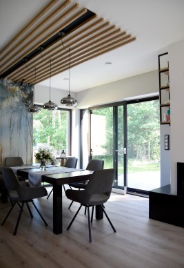 Ilość wpadanego światła oraz widoczność: moskitiera drzwiowa przesuwna. Moskitiera na drzwi przesuwne widok od środka wnętrza.