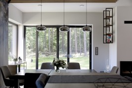 Stopień zaciemnienia oraz widoczność: moskitiera przesuwna. Moskitiera drzwiowa przesuwna widok od środka wnętrza.