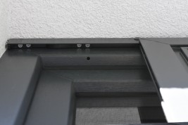 Aluminiowa prowadnica (szyna jezdna) wyposażona w stoper oraz hamulec do moskitiery przesuwnej jednoskrzydłowej.