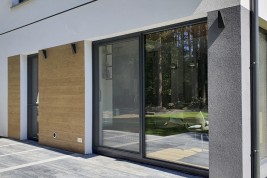 Antracytowa moskitiera przesuwna drzwiowa z wzmocnioną siatką z włókna szklanego wykonana na wymiar.