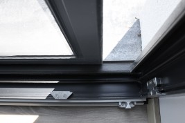 Otwarta antracytowa moskitiera przesuwna widok od środka.