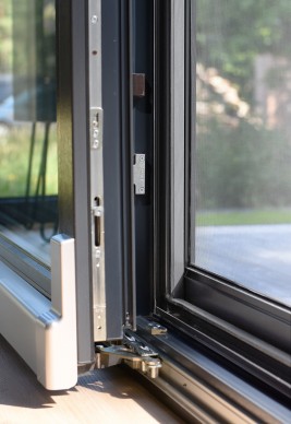 Zamknięta antracytowa moskitiera drzwiowa przesuwna widok od środka.