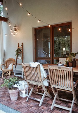 Moskitiera na drzwi balkonowe na zawiasach samodomykających oraz z magnesem w kolorze: złoty dąb wykonana na wymiar.