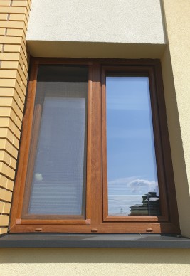 Moskitiery do okien w okleinie drewnopodobnej - złoty dąb.