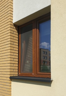 Moskitiery na okno w aluminiowej ramce o kolorze złoty dąb