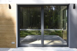 Montaż moskitiery przesuwnej na tarasowe drzwi przesuwne.