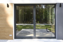 Montaż prowadnic moskitiery drzwiowej przesuwnej do ramy drzwi tarasowych.