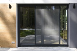 Umieszczenie skrzydła moskitiery oraz jego zablokowanie na prowadnicach moskitiery przesuwnej.