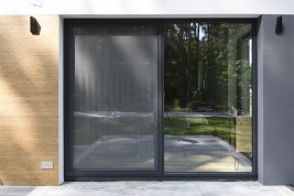 Zamontowane prowadnice, skrzydło moskitierowe oraz zaślepki. Gotowa moskitiera drzwiowa przesuwna.