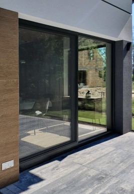 Moskitiera na drzwi balkonowe przesuwne o aluminiowej ramce oraz siatce z włókna szklanego.