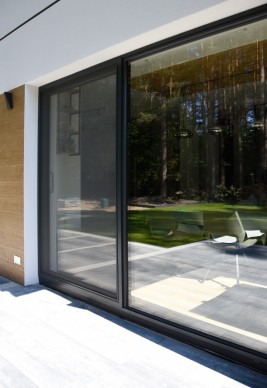 Zamknięta moskitiera na drzwi balkonowe przesuwne w kolorze antracyt.