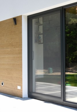 Skrzydło moskitiery na drzwi balkonowe przesuwne wykonane z aluminium, siatki z włókna szklanego oraz wyposażone w uszczelkę szczotkową doszczelniająca całą moskitierę.