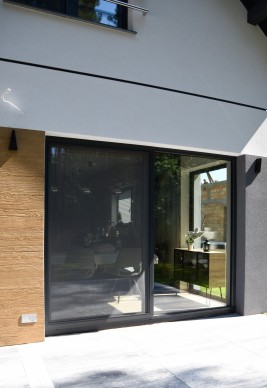 Zamknięta moskitiera na drzwi balkonowe przesuwne w kolorze antracyt.