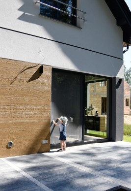 Moskitiera na drzwi balkonowe przesuwne w kolorze antracytowym.